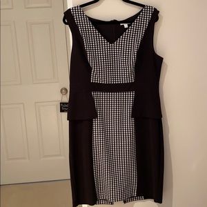 🌸New York & Co. dress in black&white houndstooth.